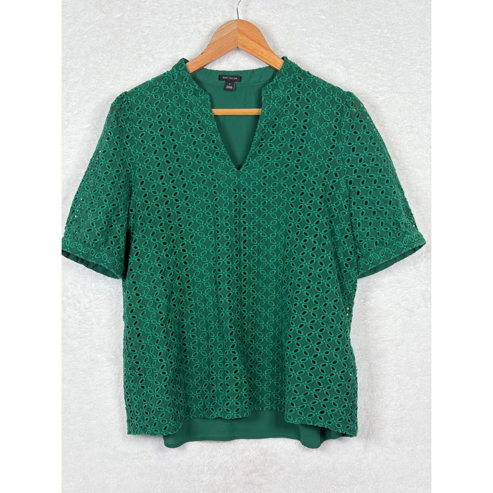 Ann Taylor Blouse Womens Medium Green Eyelet Embroidered V-Neck Short Sleeve Top